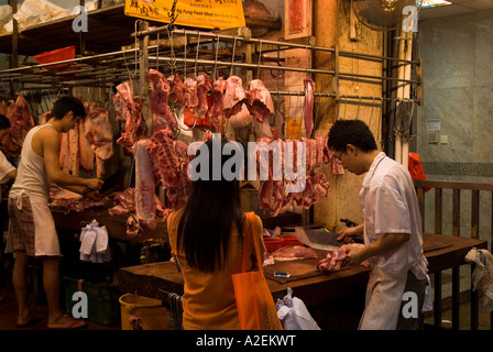 dh Chun Yeung Street Market NORTH POINT MÄRKTE HONGKONG CHINA Butcher Hackfleisch für Kunden Shop chinesischen nassen Lebensmitteln Asien kaufen Stockfoto