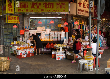 dh Chun Yeung Street Market NORTH POINT MÄRKTE HONGKONG CHINA Kunden, die sich Gemüsehändler Stand von frischem Obst Stockfoto