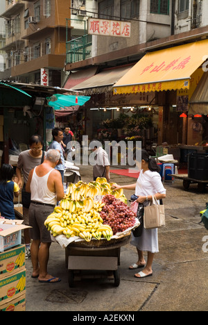 Dh Marmor Straße Markt NORTH POINT HONGKONG Kunden an Obst- und Gemüsehändler Straße stand von frischem Obst barrow China Stockfoto