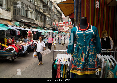 Dh Marmor Straße Markt NORTH POINT HONGKONG Kleid manakin Menschen zu Fuß durch Tuch Markt Straße Stände Frau asiatische Stockfoto