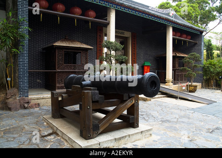 Dh Kowloon Walled City Park KOWLOON PARK HONG KONG Belagerung Kanone Waffe außerhalb Armenhaus alms House Stockfoto