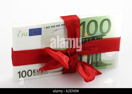 Reihe von Banknoten als Geschenk gebunden Stockfoto