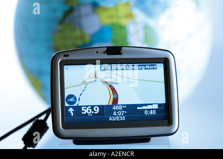 Navigationsinstrument vor Globus Stockfoto