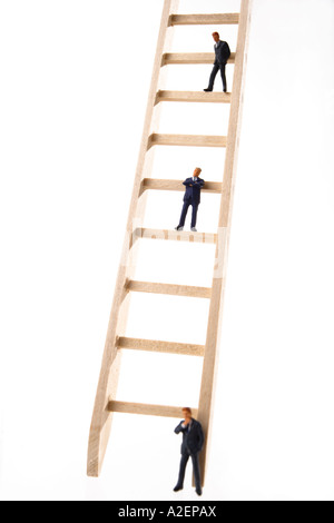 Drei Business-Männer-Figuren auf Leiter Stockfoto