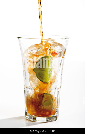 Cuba Libre trinken, close-up Stockfoto