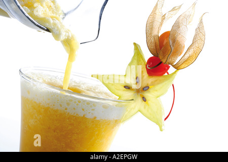 In Glas, cocktail Gießen Nahaufnahme Stockfoto