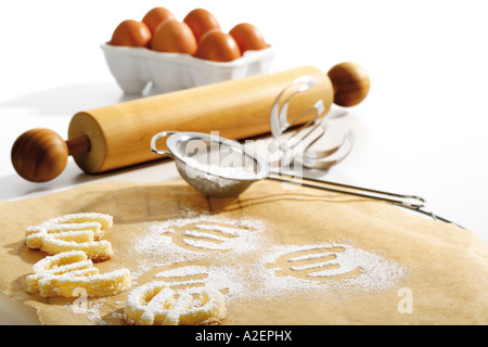 Cookies als Euro Signes auf Backpapier ausgebildet Stockfoto