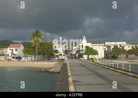 Französisch-Westindien, Guadaloupe, Marie Galante Insel Saint-Louis: Blick auf die Stadt vom Hafen / Westküste Stockfoto