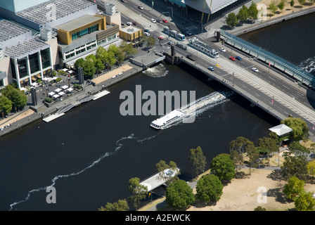 Southbank und Cruise Boot am Yarra River gesehen von Melbourne Observation Deck The Rialto Victoria Australia Stockfoto