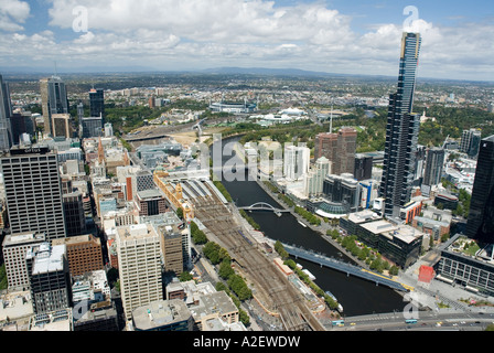 Flinders Street Station und Yarra River aus Melbourne Observation Deck The Rialto Victoria Australien betrachtet im Eisenbahnverkehr Stockfoto