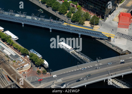 Kreuzfahrtschiff auf dem Yarra River aus Melbourne Observation Deck The Rialto Victoria Australien betrachtet Stockfoto