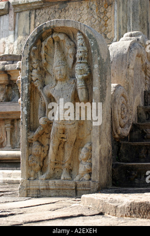 Sri Lanka Tempel: Eingang Stein zu einem Tempel mit einer buddha-Statue in Polonnaruwa, einer alten Hauptstadt von Ceylon, Polonnaruwa, Sri Lanka. Reisen Stockfoto