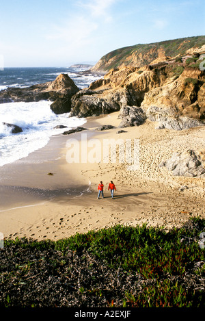 CA-paar auf Bodega Bay Beach im Sonoma County Stockfoto