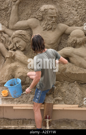 Sand Bildhauer Arbeiten am Abschnitt des großen Sand Krippe am Playa de Las Canteras Strand auf Gran Canaria. Stockfoto