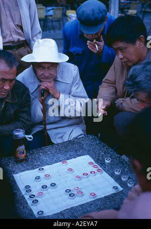 Chinesische Männer spielen Brettspiel in der Straße Dali Yunnan Provinz China Stockfoto