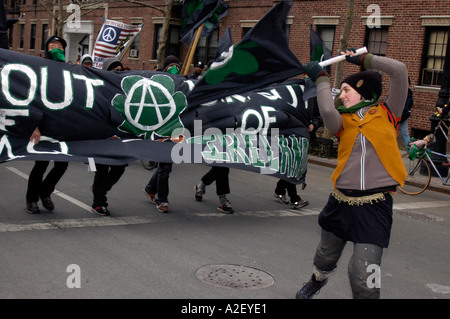 Im Vorfeld der größte St Patrick s Day Parade in New York City erwies der Gemeinde Sunnyside im Borough of Queens Haold ihre St Patrick s Day Parade am 6. März 2005 Hunderte zu beobachten und marschieren in die Parade der Aufnahme die vorgestellten abwechslungsreich und sortierten Gruppen einschließlich dieser Unamed anarchistische Gruppe, die die Parade organisiert wurde, nachdem die Reihenfolge der die Hibernians Homosexuell verboten und Lesben aus marschieren unter ihren eigenen Banner in der New York Parade Stockfoto