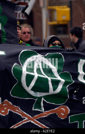 Im Vorfeld der größte St Patrick s Day Parade in New York City der Gemeinschaft von Sunnyside im Borough of Queens Haold ihre St Patrick s Day Parade am 6. März 2005 Hunderte erwies sich beobachten und marschieren in die Parade der Aufnahme die vorgestellten abwechslungsreich und sortierten Gruppen einschließlich dieser Unanmed irischen anarchistische Gruppe die Parade organisiert wurde, nachdem die Reihenfolge der die Hibernians Homosexuell verboten und Lesben aus marschieren unter ihren eigenen Banner in der NY-parade Stockfoto