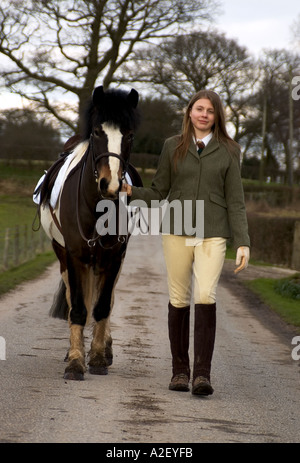 Teenager-Mädchen gehen mit Pony unten Land Lane uk Stockfoto