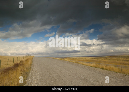 Fort MacLeod, Alberta, Kanada: Kopf zerschlagen, In Buffalo Jump Center: Landstraße Stockfoto