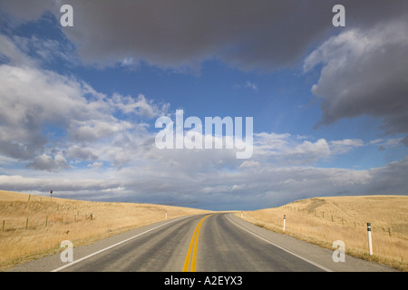 Fort MacLeod, Alberta, Kanada: Kopf zerschlagen, In Buffalo Jump Mitte: Blick auf RT. 785 Stockfoto