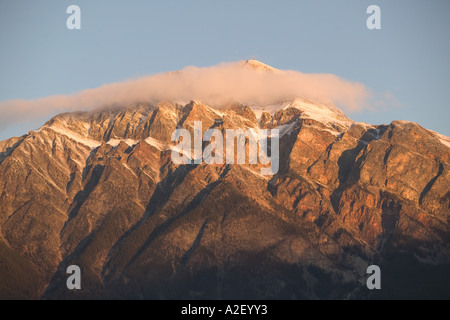Kanada, Alberta, Jasper-Nationalpark: JASPER, Morgendämmerung auf Pyramide Berg- und Pyramid Lake / Frühwinter Stockfoto