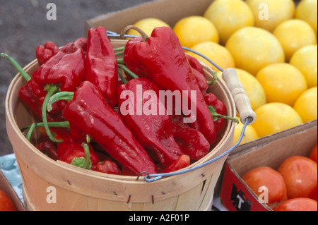 Nahaufnahme von Paprika und Tomaten im outdoor-Markt Stockfoto