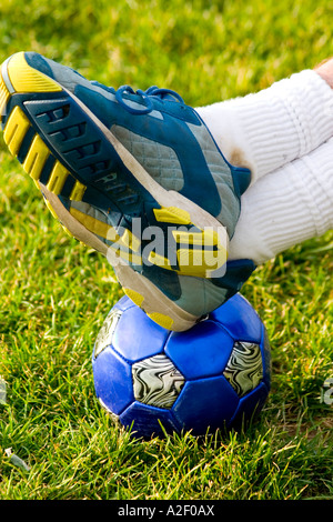 Füße auf einem Fußball. Carondelet Feld von Expo Schule St. Paul Minnesota USA Stockfoto