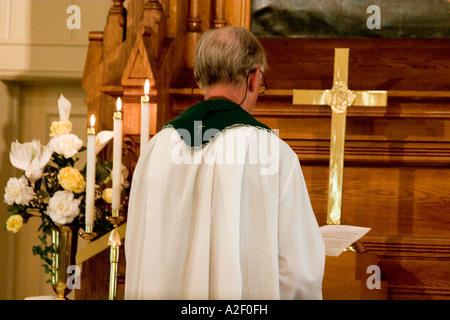 Lutherischen Minister vor dem Altar beten. Lutherische Kirche Vining Minnesota USA Vining Stockfoto