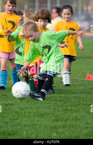 6 Jahre alter Junge treten Fußball. Carondelet Feld von Expo Schule St. Paul Minnesota USA Stockfoto