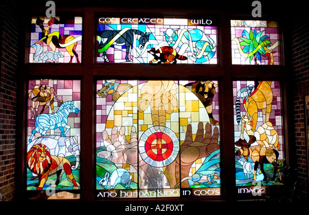 Kirche Fleck Glas Fenster Erstellung von Mensch und Tier. Erste lutherische Kirche Fergus Falls Minnesota USA Stockfoto