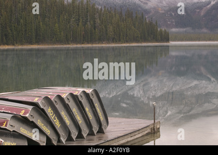 Kanada, British Columbia, Yoho-Nationalpark / Herbst: smaragdgrünen See Freizeit Boote am Dock Stockfoto