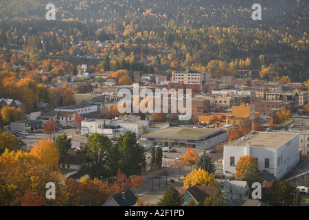 Kanada, British Columbia, Nelson. Herbst-Blick auf die Stadt vom Gyro Park Stockfoto