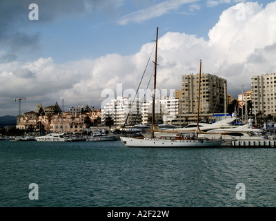 Sportboot im Hafen von Estepona Andalusien Spanien Stockfoto