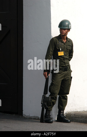 Thailändische Soldaten vor dem Königspalast in Bangkok, Thailand Stockfoto