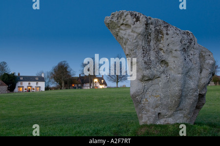 Avebury Stone in der Abenddämmerung Stockfoto