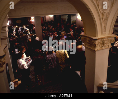 Theaterbesucher in der Bar während des Intervalls; das Theatre Royal, Grey Street, Newcastle upon Tyne, Tyne and Wear, England, UK. Stockfoto
