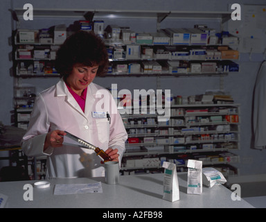 Apotheker, die Vorbereitung ein Rezept in einer Krankenhausapotheke Stockfoto