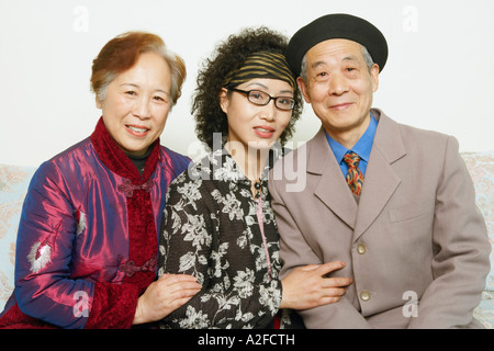 Porträt eines senior sitzt auf einer Couch mit zwei reifen Frauen Stockfoto