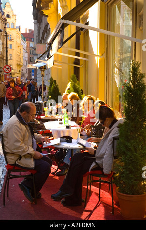 Menschen auf einer Terrasse im alten Stadtteil Prag die Hauptstadt der Tschechischen Republik EU Stockfoto