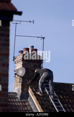 Dachdecker repariert beschädigte Wetterdach auf Reihenhaus London Stockfoto