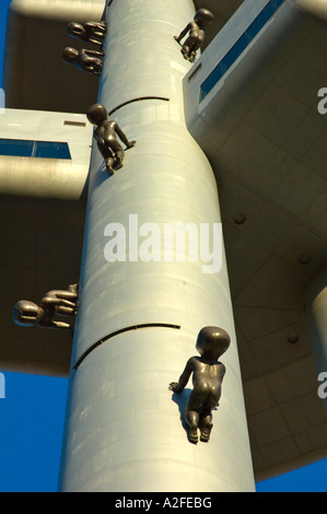 Babys von David Cerny kroch Zizkov TV tower in Prag die Hauptstadt der Tschechischen Republik Stockfoto