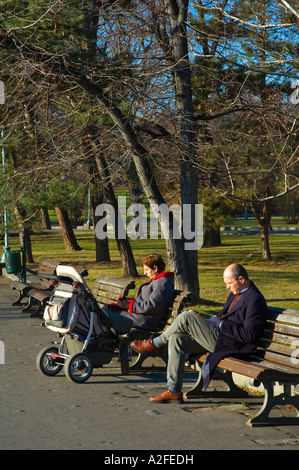 Leute sitzen in Letna Park im Zentrum von Prag, die Hauptstadt der Tschechischen Republik Stockfoto