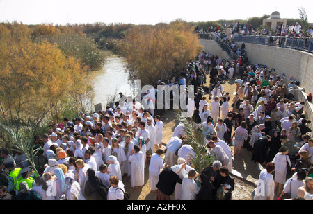 Israel Jordanien Fluß Epiphanie Christian orthodoxe Zeremonie am Fluss Jordan Qaser el Yahud Panoramablick von der Taufe sit Stockfoto