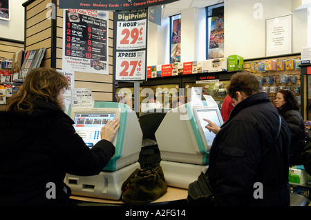 Kunden bei Ritz Camera drucken Sie ihre Digitalfotos auf dem digitalen Foto-Kiosk Stockfoto