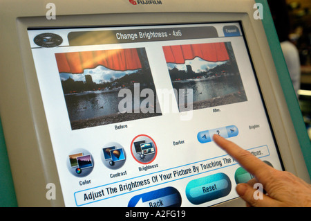Kunden bei Ritz Camera drucken Sie ihre Digitalfotos auf dem digitalen Foto-Kiosk Stockfoto