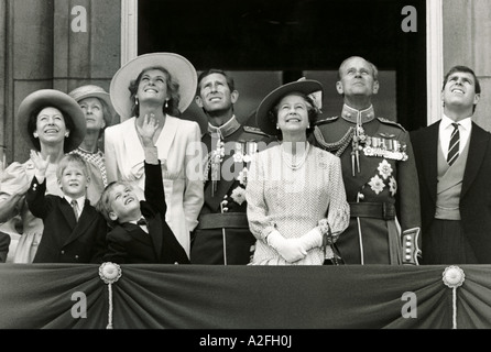 Die königliche Familie beobachten einen Durchflug von einem Balkon am Buckingham Palace zu den Queens Geburtstag im Oktober 1989 Stockfoto