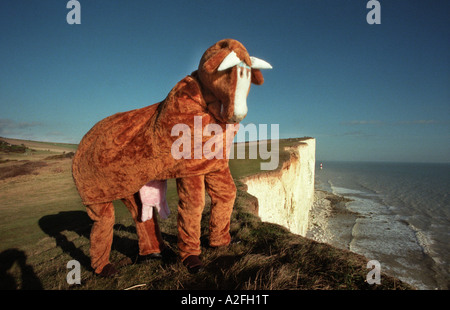 Eine Pantomime Kuh auf der Klippe am Beachy Head in der Nähe von Eastbourne East Sussex. Stockfoto