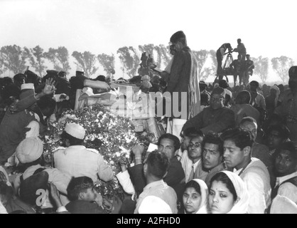 Mahatma Gandhis zweitjüngster Sohn Ramdas hellt den Scheiterhaufen Indien 31. Januar 1948 Stockfoto