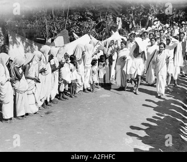 Mahatma Gandhi mit Abha und seine Medizin Arzt Dr. Sushila Nayar 1946 Stockfoto