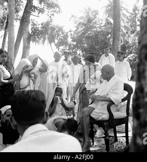 Mahatma Gandhi sitzt auf einem Stuhl - MKG 33536 Stockfoto